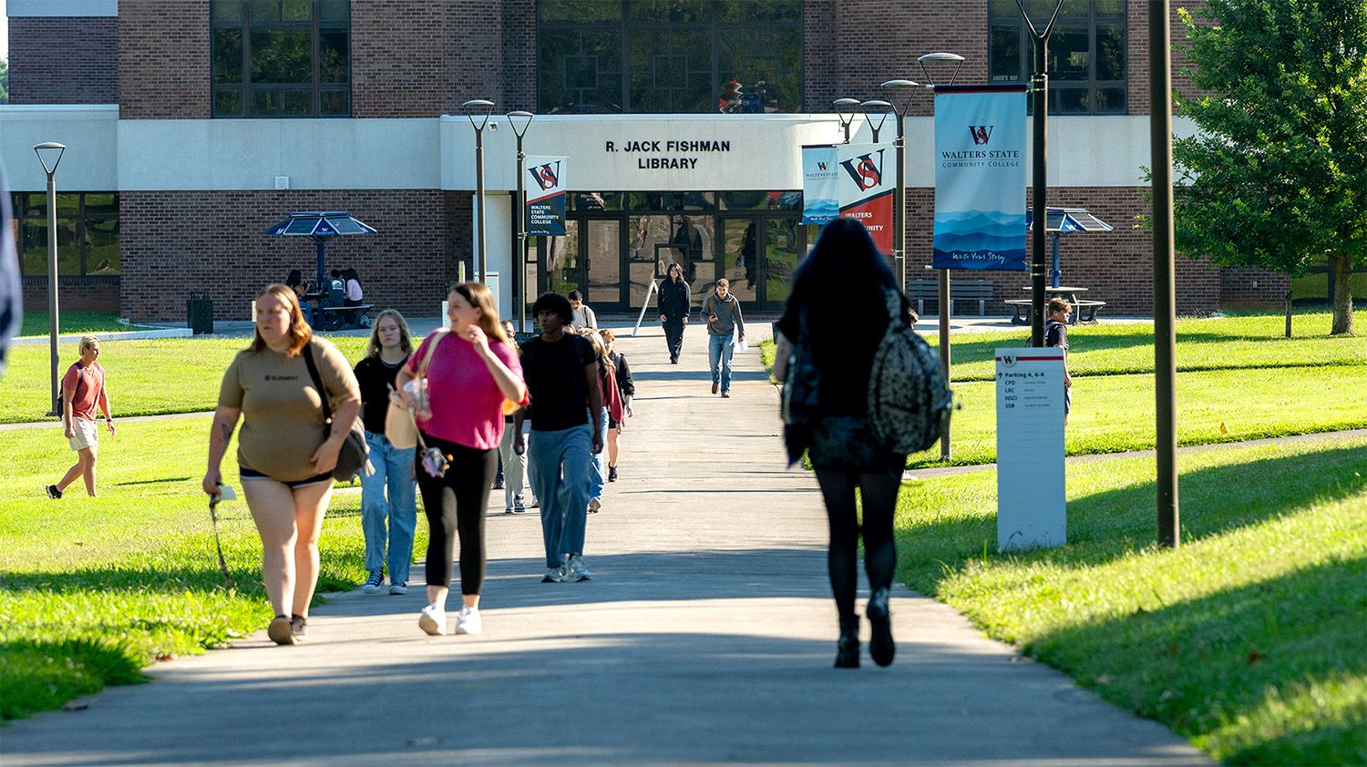 Students on the Walters State Campus outside the R. Jack Fishman Library